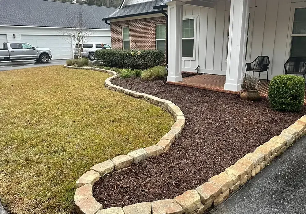 Un camino de jardín limpio con bordes de césped bien definidos en un jardín de Tallahassee